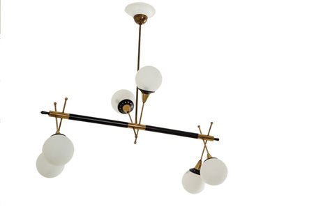 UN LAMPADARIO, anni '50. Ottone lucido e verniciato, alluminio laccato, vetro...