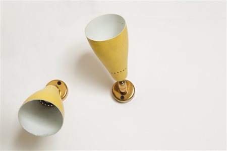 DUE LAMPADE A PARETE, anni '50. Ottone, alluminio laccato. Sporgenza massima...