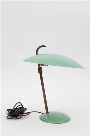 UNA LAMPADA DA TAVOLO, anni '50. Ottone, alluminio laccato. Altezza cm 37.