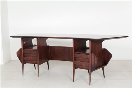 UNA SCRIVANIA DIRIGENZIALE, anni '50. Legno di mogano tinto all'anilina,...