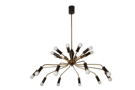 UN LAMPADARIO, anni '50. Ottone, alluminio laccato. Altezza cm 90, diametro...