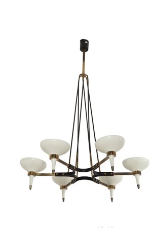 UN LAMPADARIO, anni '50. Ottone, alluminio laccato. Altezza cm 110, diametro...