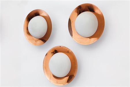 TRE LAMPADE A PARETE, anni '50. Rame, vetro opalino satinato. Diametro cm 20,...