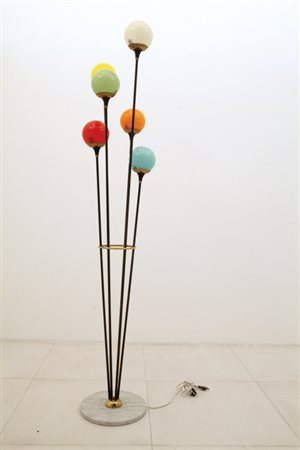 UNA LAMPADA DA TERRA, anni '50. Marmo, tubo di ferro verniciato, ottone,...