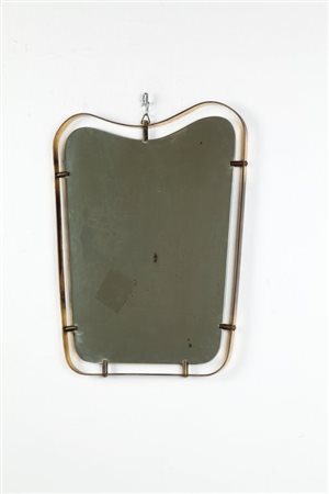 UNO SPECCHIO DA PARETE, anni '50. Ottone, cristallo argentato. Cm 58 x 44,5.