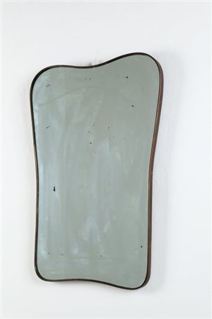 UNO SPECCHIO DA PARETE, anni '50. Ottone, cristallo argentato. Cm 81 x 58.