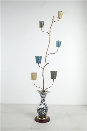 UNA FIORIERA A PIANTANA, anni '50. Ceramica decorata, ottone, lamierino...