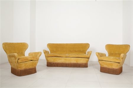 UN DIVANO E DUE POLTRONE, anni '50. Strutture e gambe in legno, imbottiture...