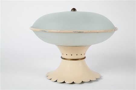 UNA PLAFONIERA, anni '50. Alluminio laccato, ottone, vetro stampato. Altezza...