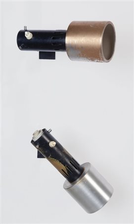 DUE LAMPADE A PARETE, anni '50. Ottone verniciato, alluminio laccato....