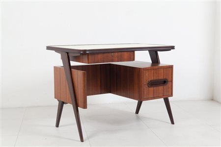 UNA SCRIVANIA, anni '50. Legno di palissandro, legno impiallacciato in...