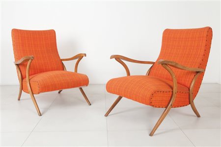 DUE POLTRONE, anni '50. Struttura in legno, braccioli e gambe in legno di...