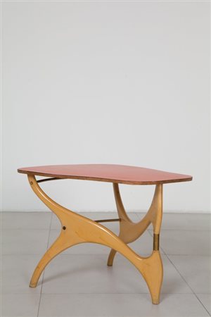 UN TAVOLINO, anni '50. Legno di faggio verniciato, piano in laminato. Cm 47...