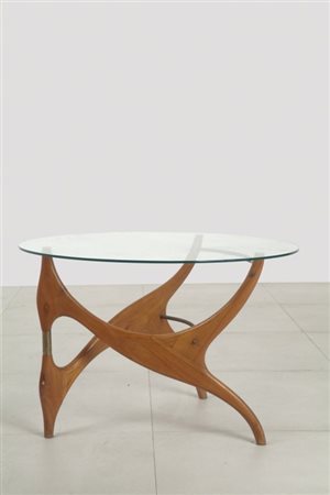 UN TAVOLINO, anni '50. Legno di ciliegio, ottone, cristallo. Altezza cm 47,...