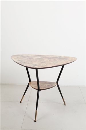 UN TAVOLINO, anni '50. Ferro verniciato, ottone, legno dipinto. Cm 49 (h) x...