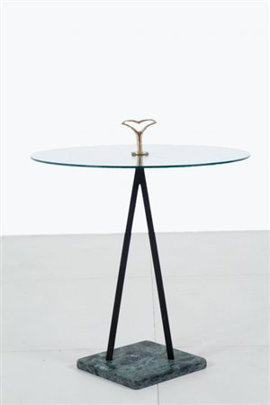 UN TAVOLINO DI SERVIZIO, anni '50. Marmo, ferro verniciato, ottone,...