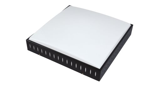 UNA PLAFONIERA, anni '60. Alluminio laccato, perspex opalino. Cm 10 (h) x 50...