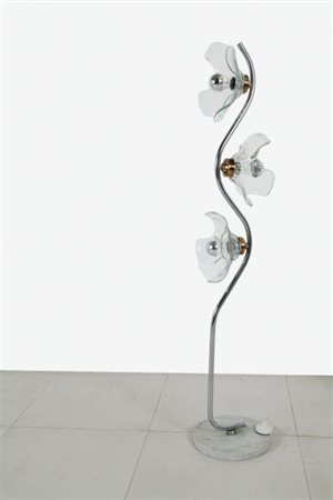 UNA LAMPADA DA TERRA, anni '60. Marmo, acciaio cromato, ottone, cristallo....