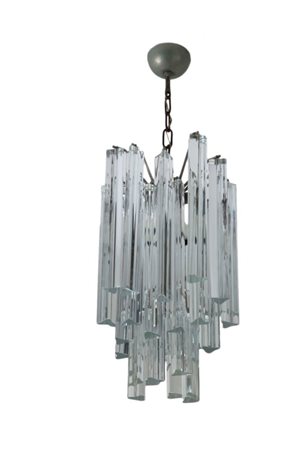 UN LAMPADARIO, anni '60. Struttura di acciaio verniciato e canne di vetro...