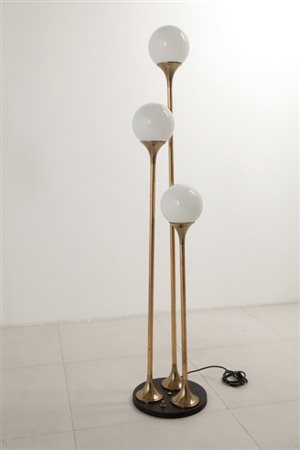 UNA LAMPADA DA TERRA, anni '60. Lamierino vrniciato, ottone, vetro opalino....