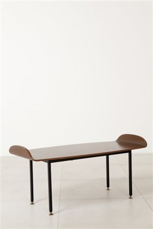 UN TAVOLINO, anni '60. Ferro verniciato, piedini regolabili di ottone,...