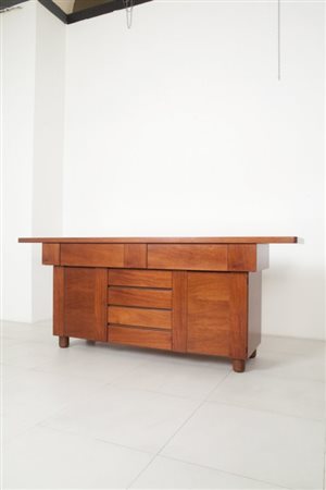 UNA CREDENZA, anni '60. Legno impiallacciato in noce. Cm 90 (h) x 220 x 60.