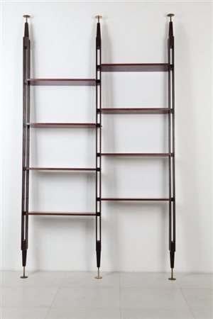 UNA LIBRERIA, anni '60. Legno di palissandro, piedini regolabili di ottone....