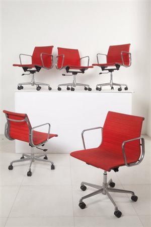 CHARLES e RAY EAMES Cinque poltroncine della serie "Aluminium Group", disegno...