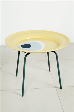 UN TAVOLINO, anni '60. Tubo di ferro verniciato, acciaio smaltato. Altezza cm...