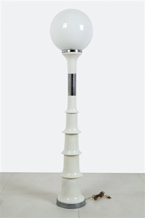 UNA LAMPADA DA TERRA, anni '60. Alluminio laccato, acciaio cromato, vetro...