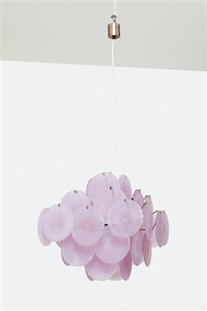 MAZZEGA (Editore)Un lampadario, anni '60. Ferro verniciato, vetro lavorato a...