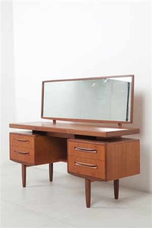 G PLAN (Editore) Una toilette, anni '60. Legno di teak, cristallo argentato....