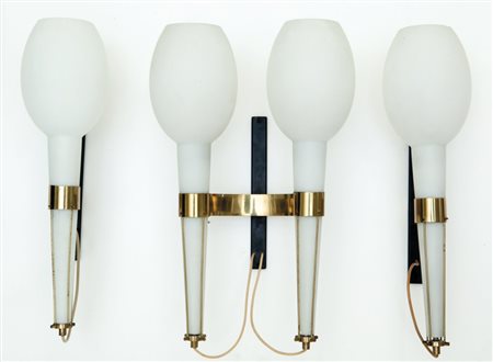 TRE LAMPADE A PARETE, anni '60. Ottone, vetro opalino satinato. Due a una...
