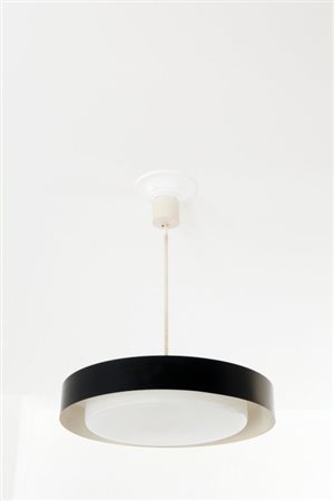 UNA LAMPADA A SOSPENSIONE, anni '60. Alluminio laccato, vetro opalino...