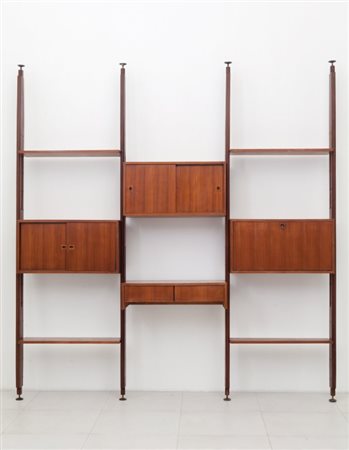 UNA LIBRERIA, anni '60. Legno di palissandro, legno impiallacciato in teak,...