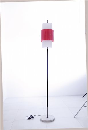 UNA LAMPADA DA TERRA, anni '60. Marmo, ferro verniciato, ottone, perspex....