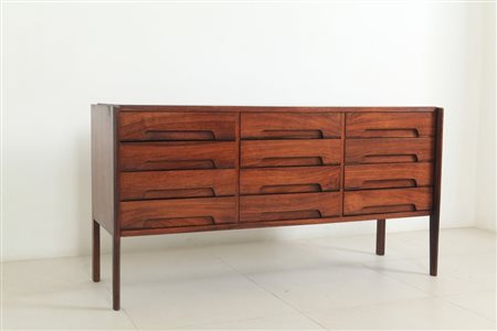 UNA CASSETTIERA, anni '60. Legno di palissandroCm 75 (h) x 145 x 47.