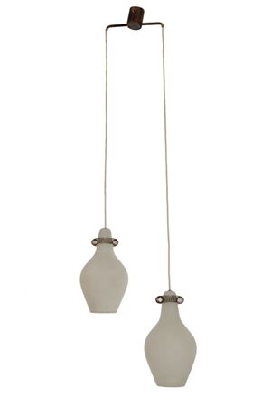 UNA LAMPADA A SOPENSIONE, anni '60. Ottone, vetro opalino satinato. Altezza...