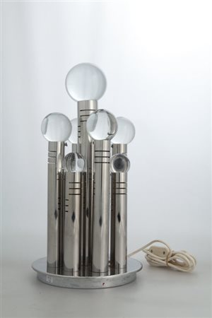 UNA LAMPADA DA TAVOLO, anni '60. Ottone tubolare cromato, vetro. Altezza cm 40.