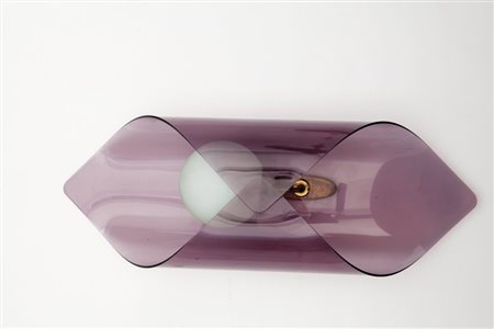 UNA LAMPADA A PARETE, anni '60. Ottone, perspex, vetro opalino satinato....