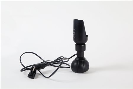 GINO SARFATTI Una lampada da tavolo "600/p" per ARTELUCE, 1966. Metallo...