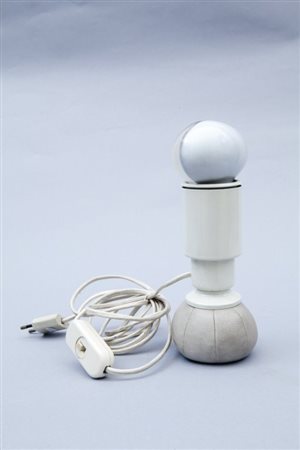 GINO SARFATTI Una lampada da tavolo "600/c" per ARTELUCE, 1966. Metallo...