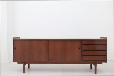 UNA CREDENZA, anni '60. Legno di teak, legno impiallacciato in teak. Cm 87...