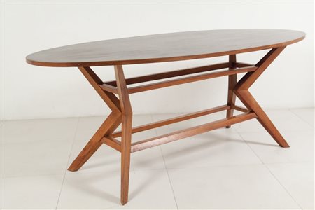 UN TAVOLO, anni '60. Legno di noce, piano in multistrato impiallacciato in...