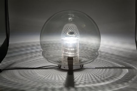 UNA LAMPADA DA TAVOLO, anni "70. Ottone cromato, vetro soffiato. Altezza cm...