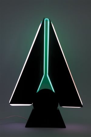 UNA LAMPADA DA TAVOLO, anni '80. Plexiglass, tubi al neon colorati.Altezza cm...