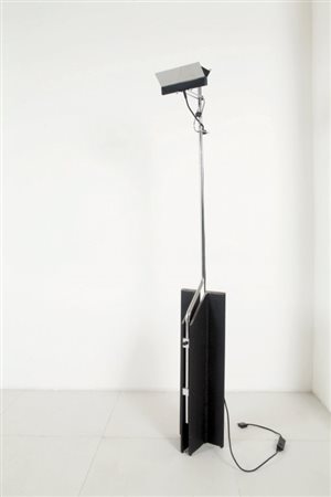 ENNIO CHIGGIO Una lampada alogena da terra "Ennepi" per LUMENFORM, 1973....