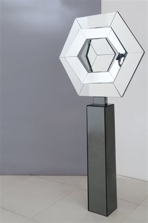 UNO SPECCHIO DA TERRA, anni '80. Supporto rivestito di cristallo grigio...