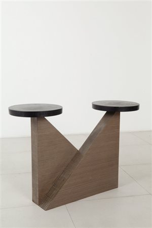 UN TAVOLINO, anni '80. Legno lamellare, legno laccato. Cm 62 (h) x 92 x 32.