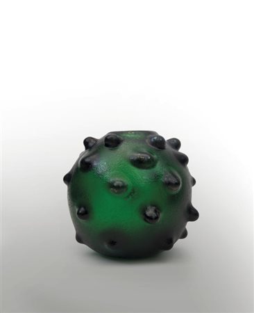 CARLO SCARPA Un vaso in vetro corroso a rilievi per VENINI, circa 1936....